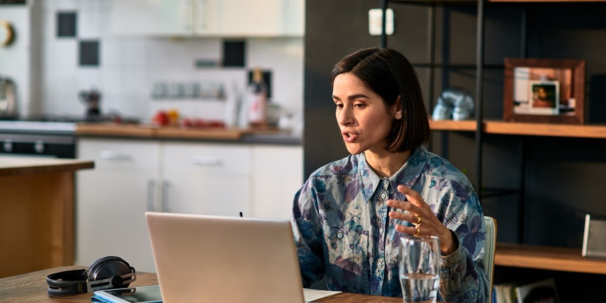 mujer profesional trabajando en escritorio